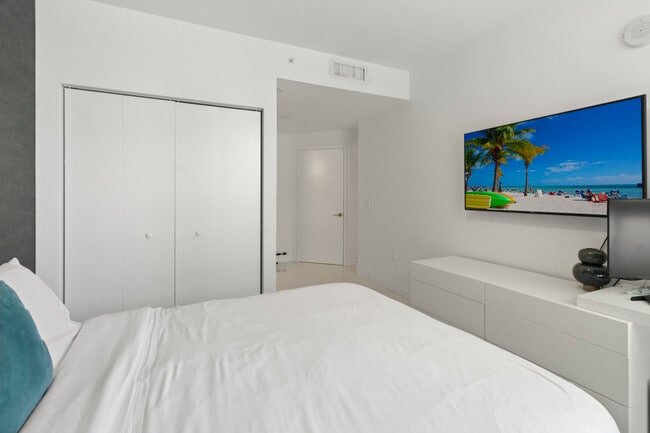 Building Photo - 300 Sunny Isles Blvd