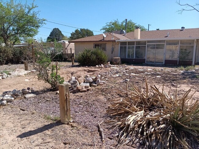 Building Photo - Charming 4-bedroom, 2-bathroom! Showings available NOW!