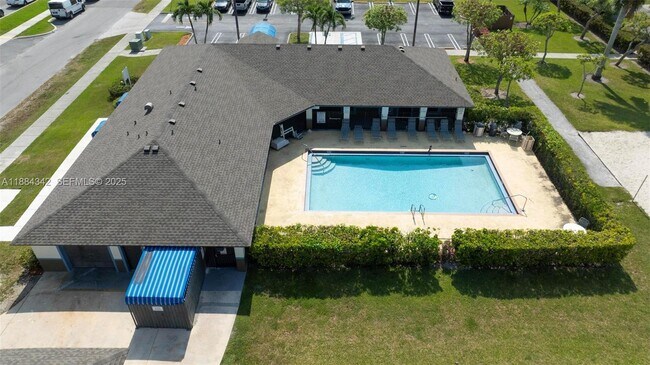 Building Photo - 1137 SW 7th Ct