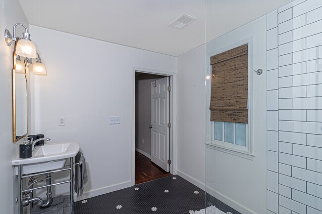 Building Photo - 106 5th St