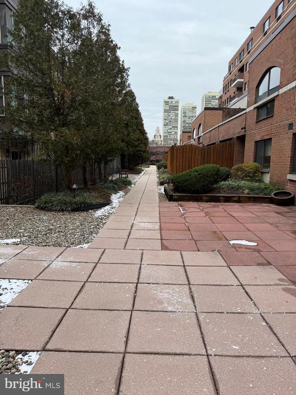 Building Photo - 200 Lombard St