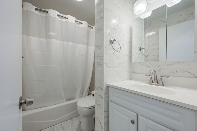 Building Photo - New for 2025! Newly Renovated Winter Renta...