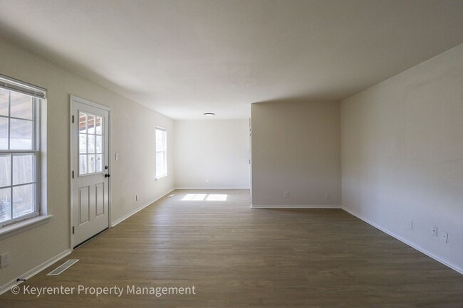 Building Photo - E 31st Ct Duplex