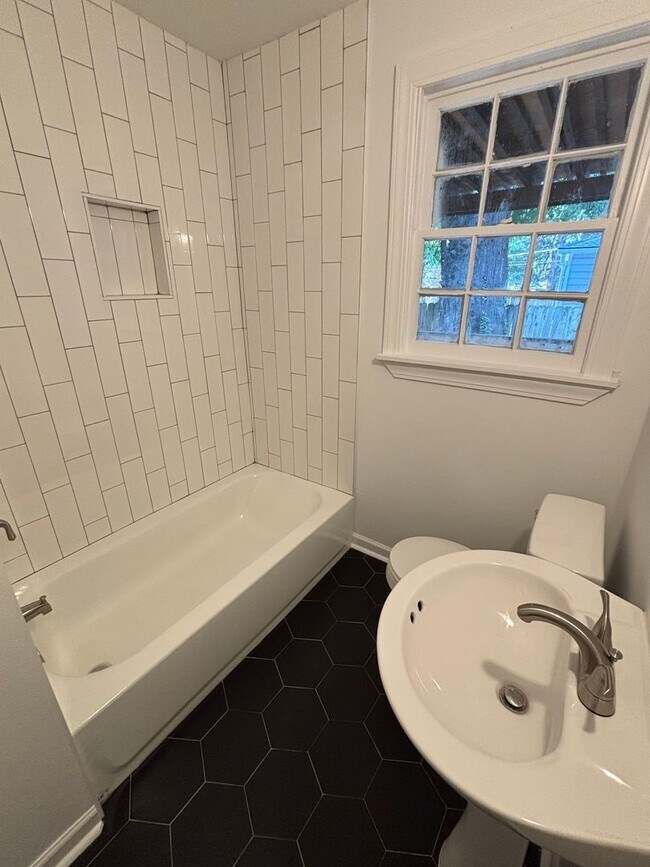 Building Photo - Charming Broadmoor Home