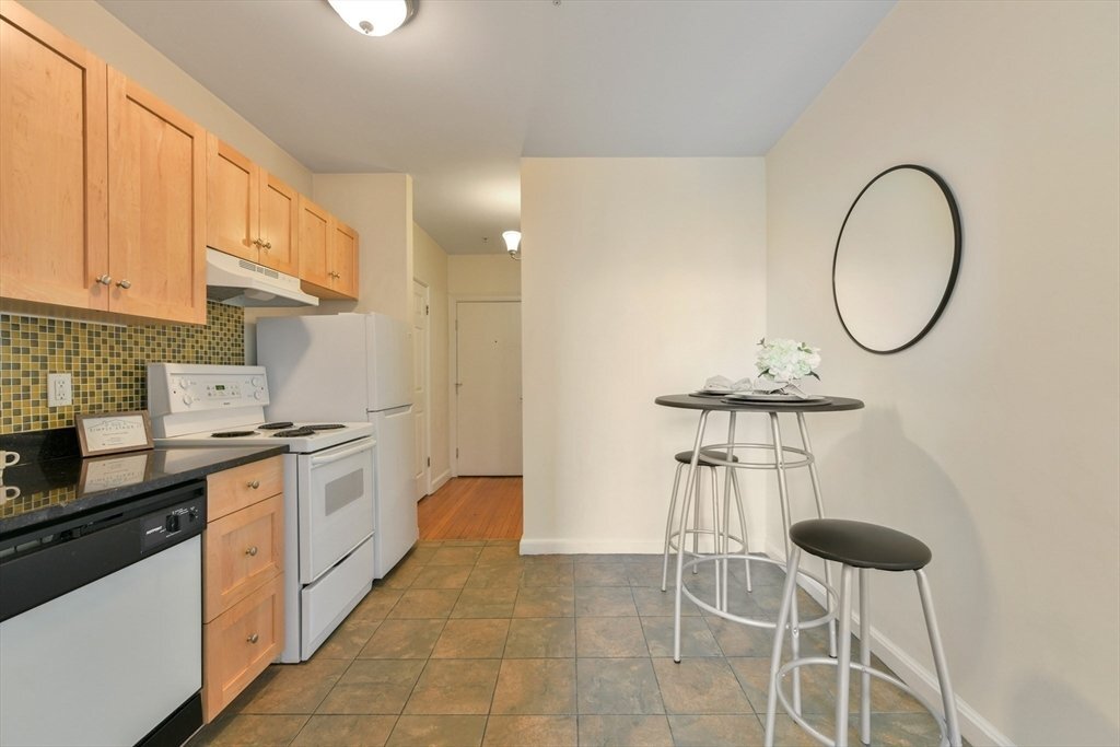 Building Photo - 483 Beacon St