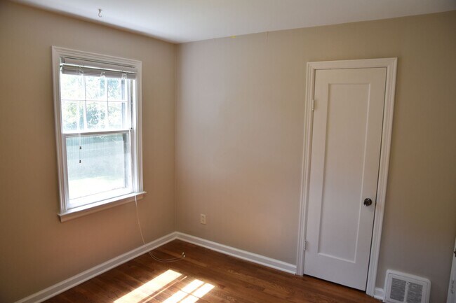 Building Photo - 3 Bedroom Home in Clintonville/Beechwold Area