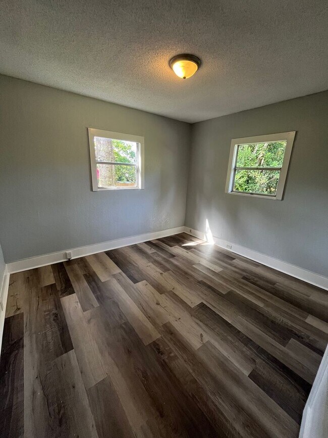 Building Photo - HUGE Dade City 3BR/1BA/1 Car Garage Home w/Tons of Living Area! NO APPLICATION FEE!