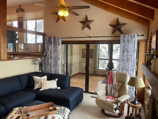 Building Photo - Beautiful furnished house in Stateline available now!