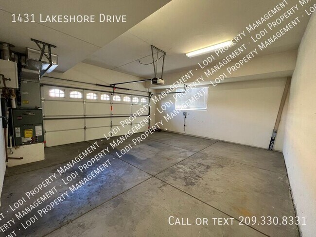 Building Photo - 1431 Lakeshore Dr