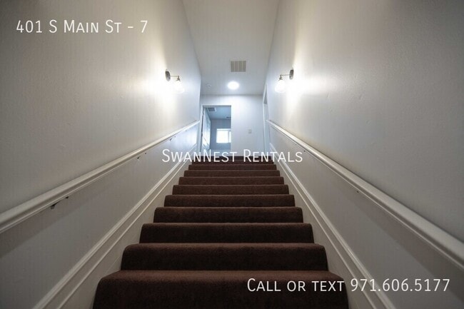 Building Photo - 401 S Main St