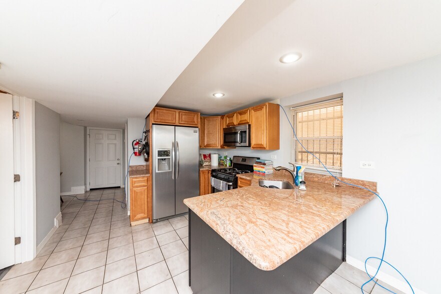 Primary Photo - 2833 N Albany Ave