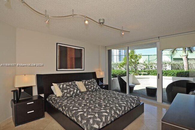 Building Photo - 16711 Collins Ave