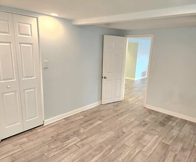 Building Photo - Beautiful 3-Bedroom Garden Apartment in th...