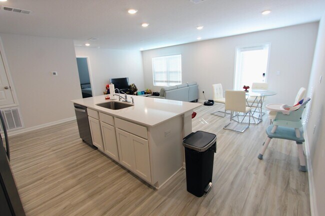 Building Photo - 440 Scarborough St