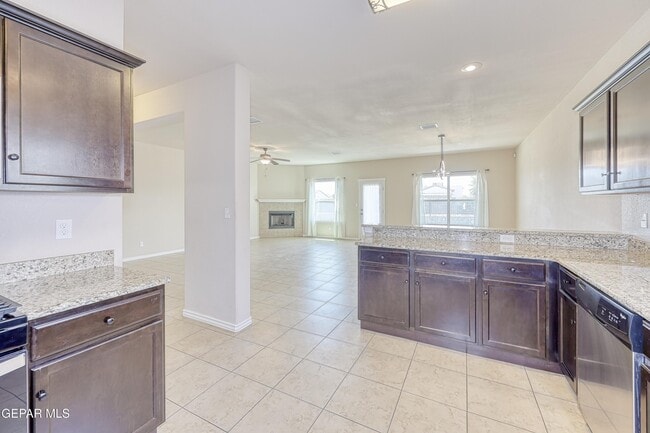 Building Photo - 5601 Valley Maple Dr