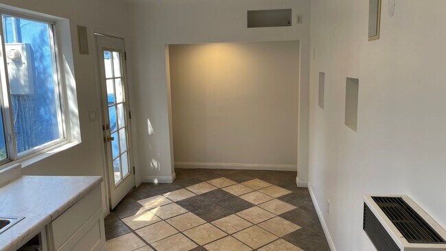 Building Photo - West LA Gem - 2 bed / 1 bath