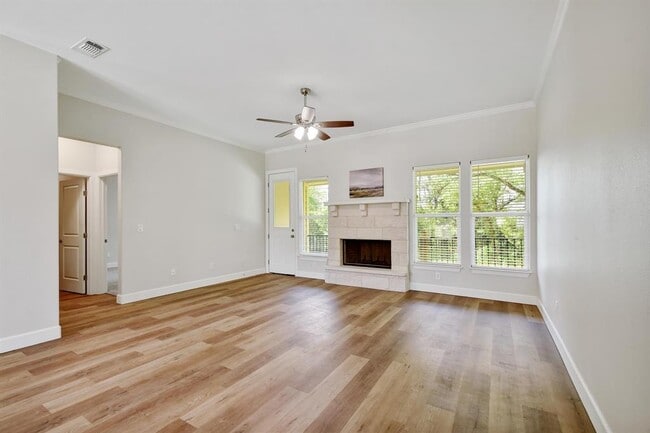 Building Photo - 2109 Meadow View Dr