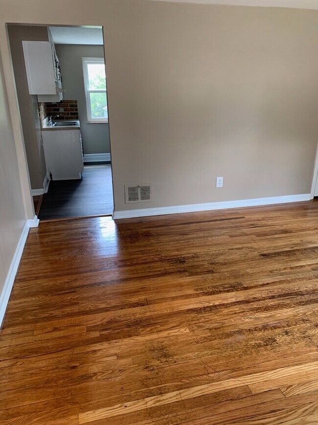 Building Photo - Three Bedroom Ranch on a large wooded lot