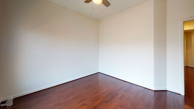 Building Photo - 517 Regent Pl NE