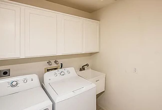 Building Photo - South Side 3 Bedroom Home