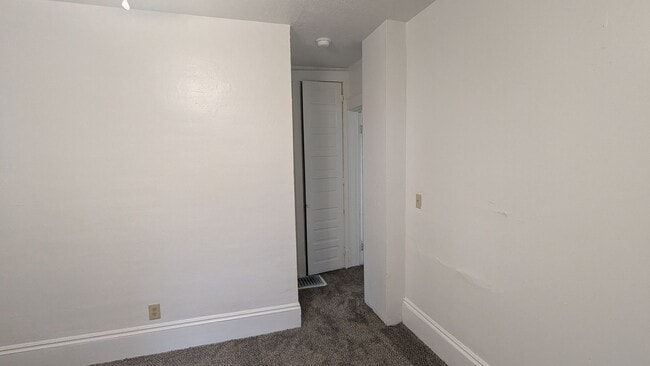 Building Photo - J &amp; D Family Properties (719 Prospect Ave)