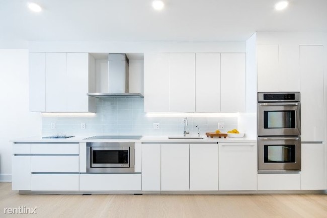 Building Photo - 890 River Rd