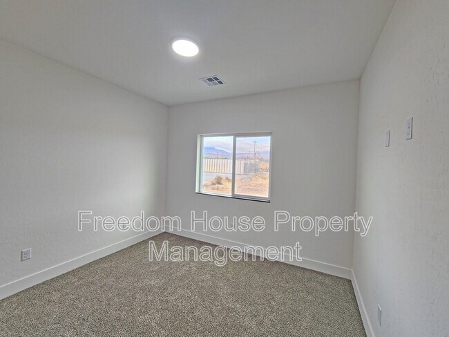 Building Photo - 1340 Arrowhead St