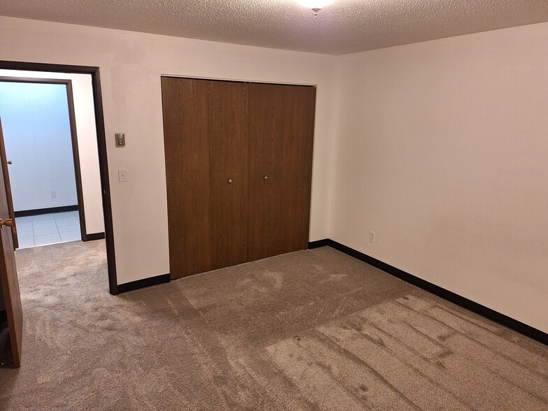 Building Photo - 341 Prairiewood Cir S