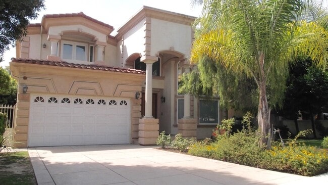 Primary Photo - Lavish Estate Home w/4700sf+Central A/C & ...