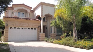 Building Photo - Lavish Estate Home w/4700sf+Central A/C & ...