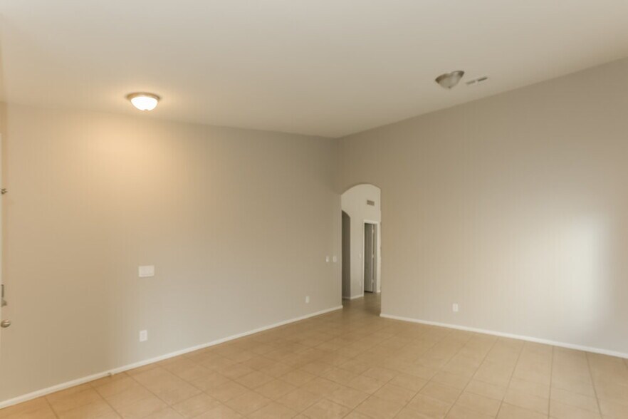 Building Photo - 8218 S Jenna Ln