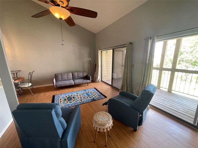 Building Photo - 204E Lakeview Ter