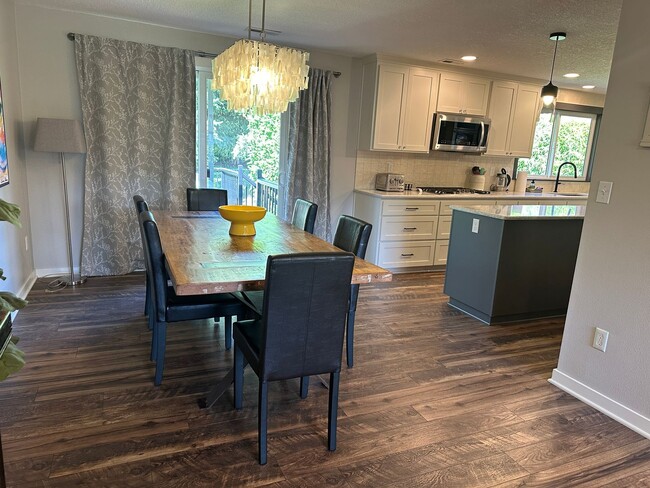 Building Photo - Luxury Furnished Rental in Milwaukie