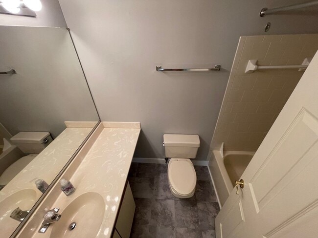 Building Photo - Condo Available in Essex!