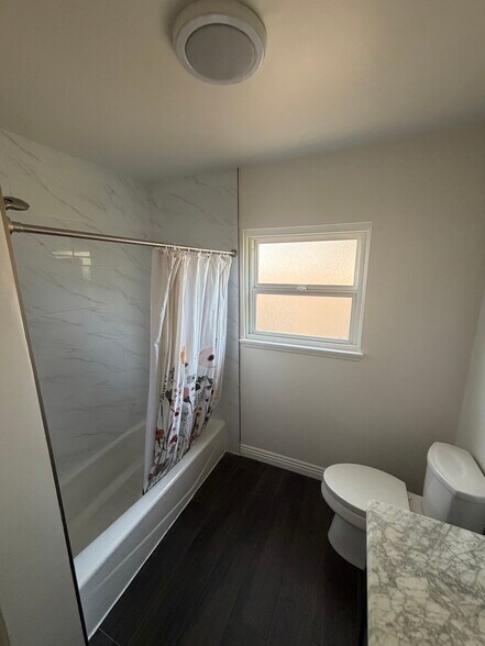 Bathroom - 3052 Honolulu Ave