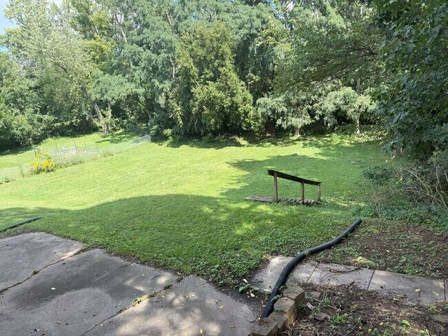 Building Photo - SPACIOUS 3 BR HOME HUGE BACKYARD