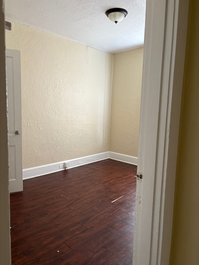 Building Photo - Large 4 bedroom 1 Bath House for rent