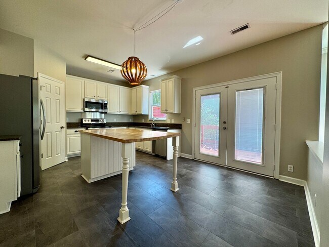 Building Photo - 3 Bed, 2 Offices, 2.5 Bath w/ 2 Car Garage in McKays Mill