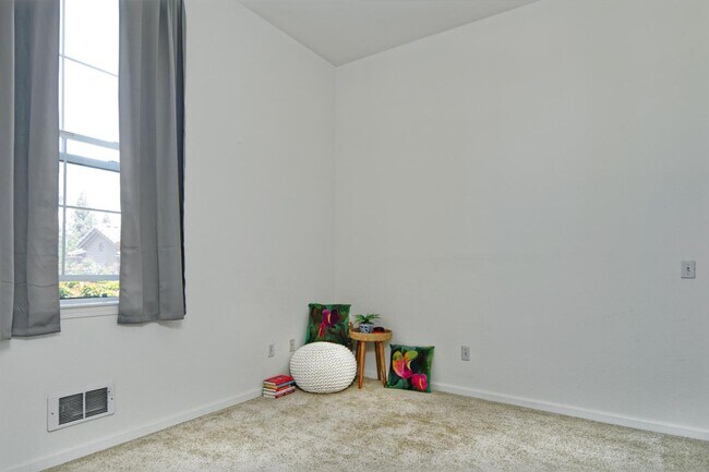 Building Photo - 516 Martha St