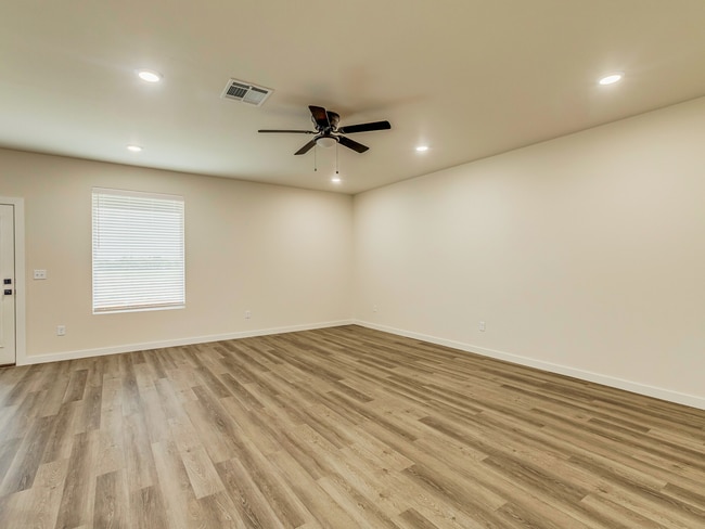 Building Photo - Captivating 3-Bed, 2-Bath Home in Charming...