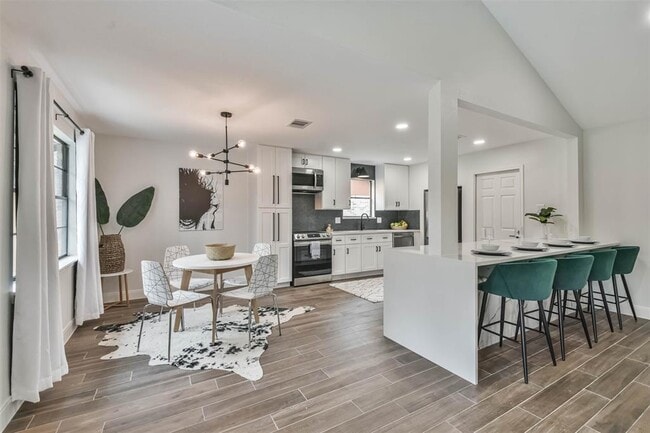 Building Photo - 2718 Foliage Green Dr