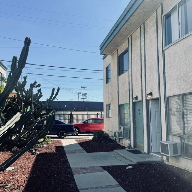 Building Photo - 5615 Satsuma Ave