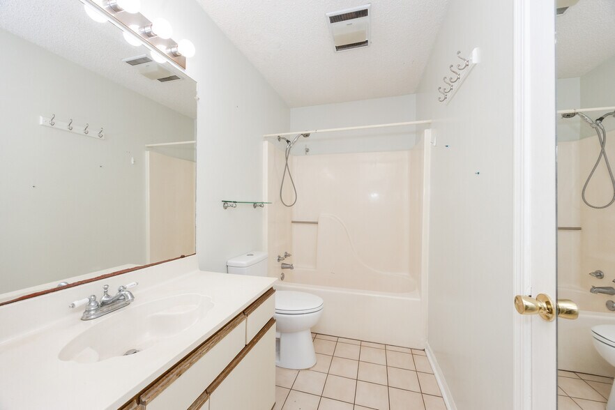 Building Photo - 13422 S Fairview Ave