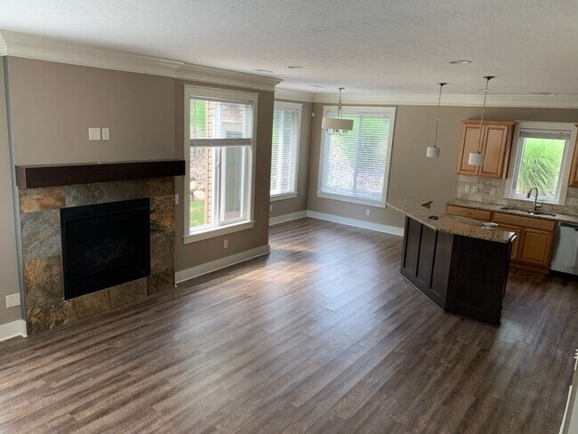 Building Photo - Beautiful 3 bedroom 2 1/2 bath home