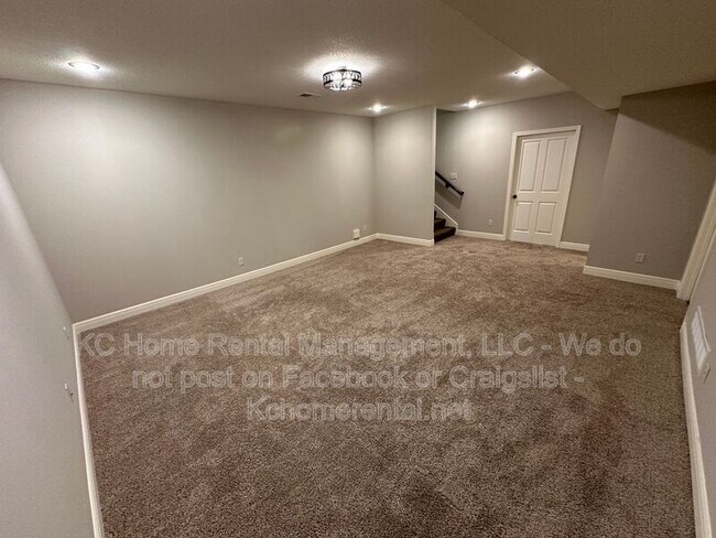 Building Photo - 8608 W 165th St