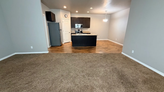 Building Photo - 3bed 2bath duplex, all appliances included, 2 car garage