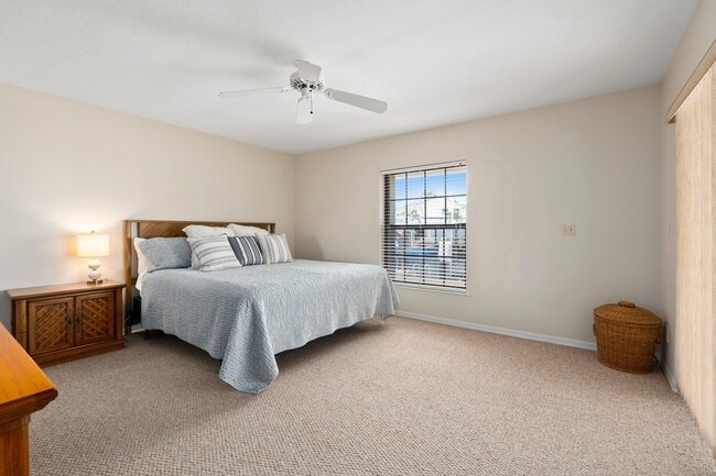 Building Photo - 130 Queen Catherina Ct