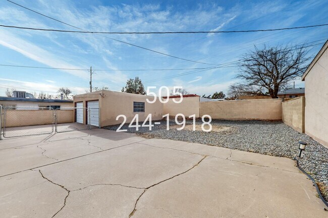 Building Photo - 905 Adams St NE