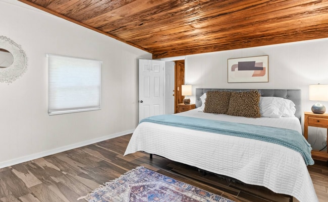 Building Photo - UNFURNISHED - 2 Bed 2 Bath + HUGE BONUS in a wooded oasis - NO HOA - off Middle Sound Loop