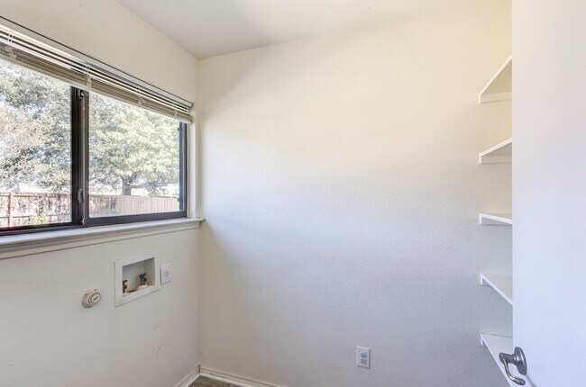 Building Photo - 8510 Starview St